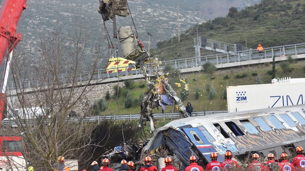 Grčka, železnica i nesreća: Premijer moli za oproštaj porodice poginulih, sukobi na protestima u Atini 7 spasioci