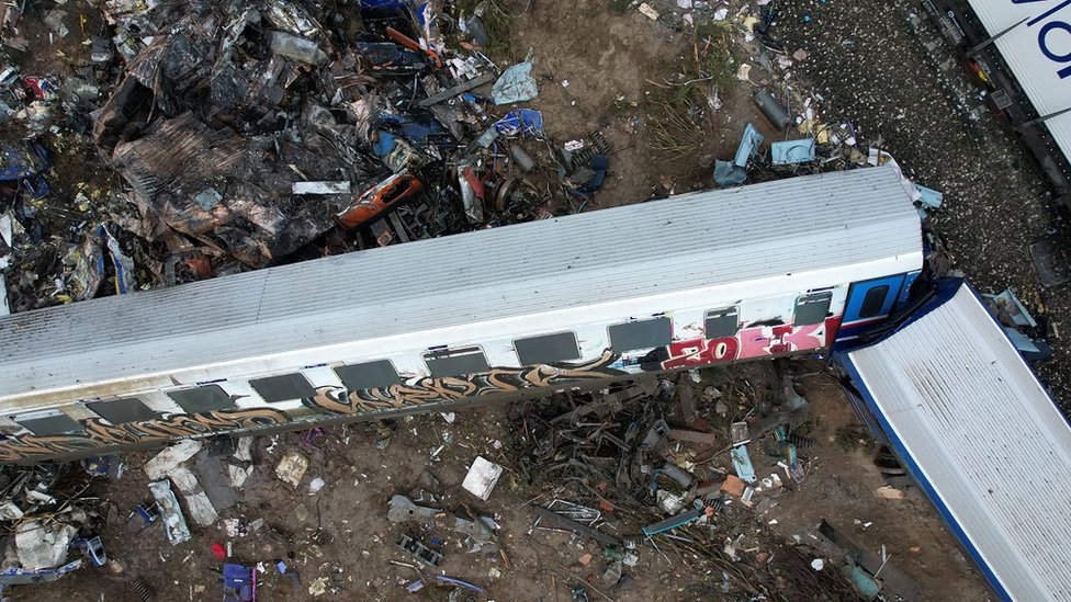Grčka, železnica i nesreća: Premijer moli za oproštaj porodice poginulih, sukobi na protestima u Atini 8 Ostaci voza
