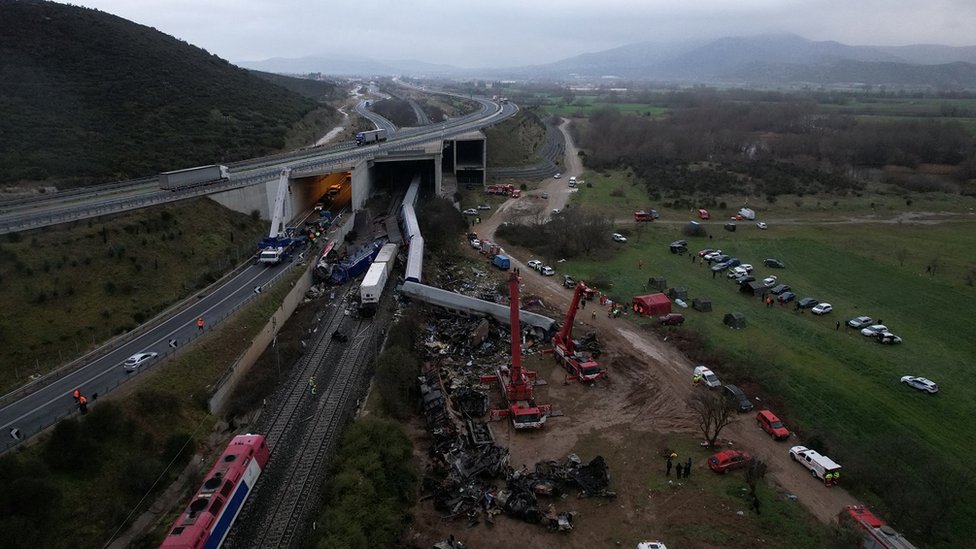 Grčka, železnica i nesreća: Premijer moli za oproštaj porodice poginulih, sukobi na protestima u Atini 10 sudar