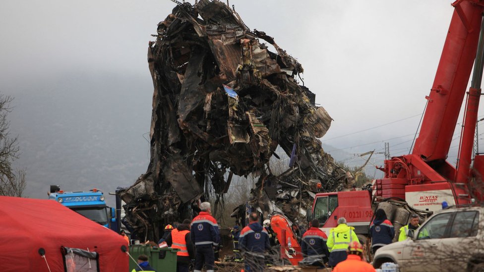 Grčka, železnica i nesreća: Štrajk železničara u celoj zemlji, u Atini sukob demonstranata i policije 1 Remains of destroyed train carriage being removed by crane on Thursday morning