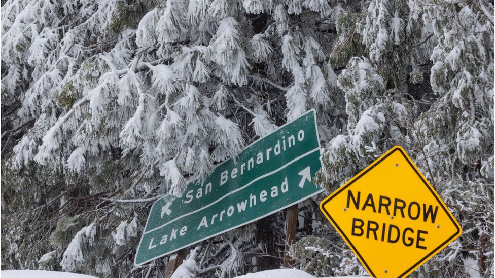 saobraćajni znaci u snegu