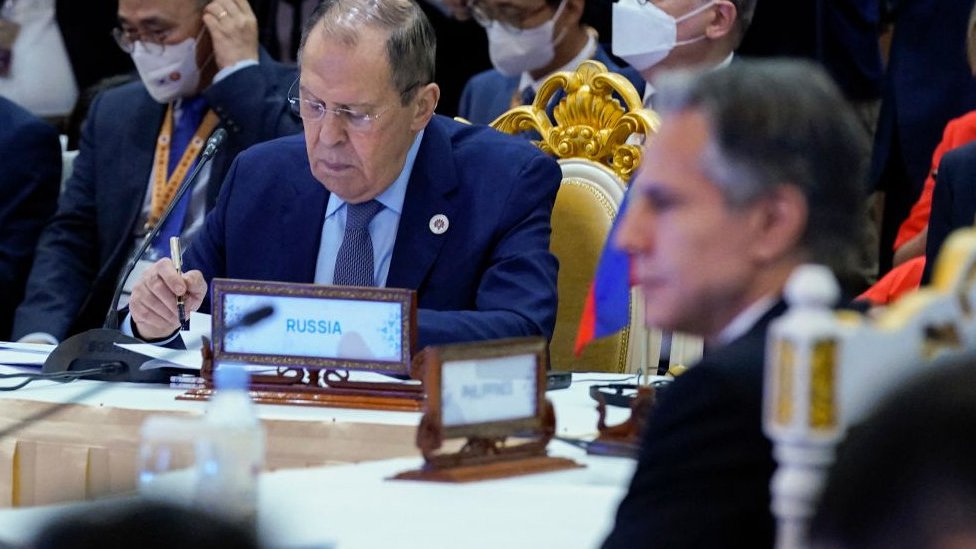 Rusija i Ukrajina: Prvi susret Blinkena i Lavrova od početka rata u Ukrajini, podele na Samitu G20 1 Russia's Foreign Minister Sergey Lavrov (L) and US Secretary of State Antony Blinken (R) attend the East Asia Summit Foreign Ministers meeting during the 55th ASEAN Foreign Ministers' Meeting in Phnom Penh on August 5, 2022.