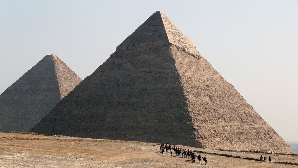 Velika piramida, koja se vidi u pozadini, najveća je od tri piramide koje se nalaze u Gizi