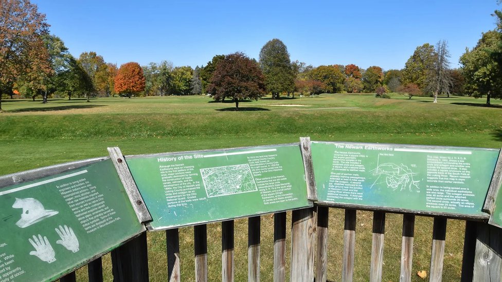 Istorija i arheologija: Misterija dve hiljade godina starih humki 3 Mala platforma za osmatranje dozvoljava posetiocima da vide humke preko golf terena
