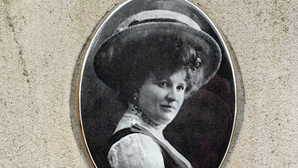 Jugoslavija, Drugi svetski rat, rehabilitacija: Život Žanke Stokić ili tragedija komičarke 1 Žanka Stokić