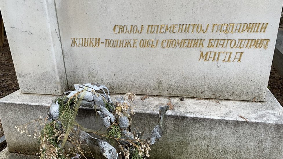 Žanka Stokić nije imala dece ni bliže rodbine, pa joj je spomenik podigla služavka i prijateljica Magda.