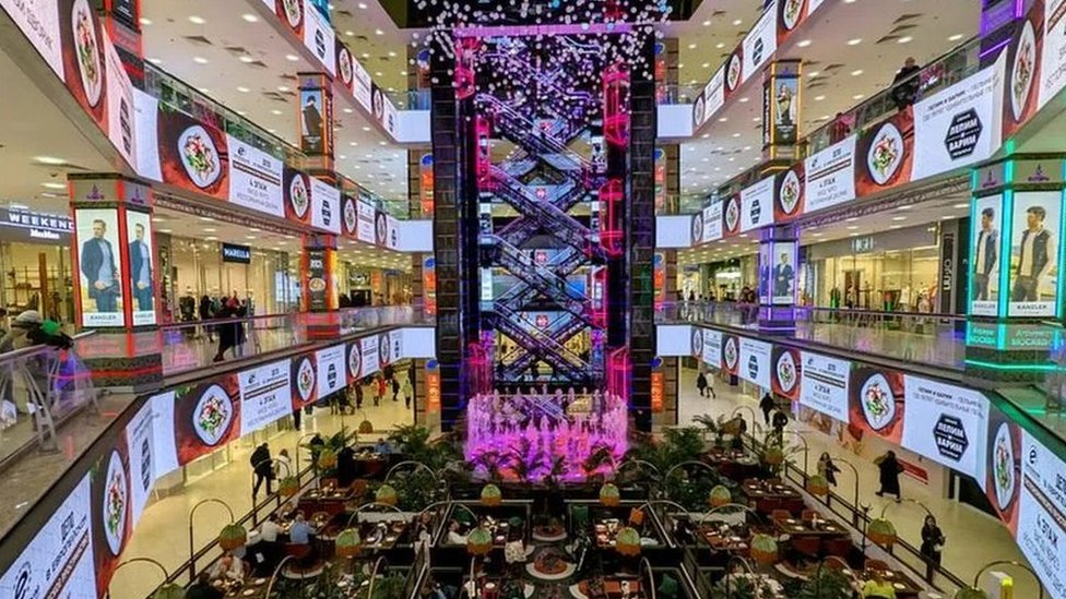 Slavni brendovi su napustili Rusiju i tržne centri poput ovog „evropskog" šoping centra, imaju manje kupaca.