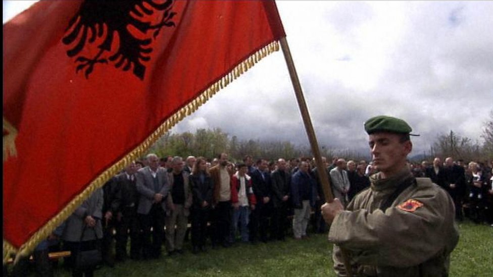 Borac OVK ili UČK na albanskom sa albanskom zastavom, arhivska fotografija