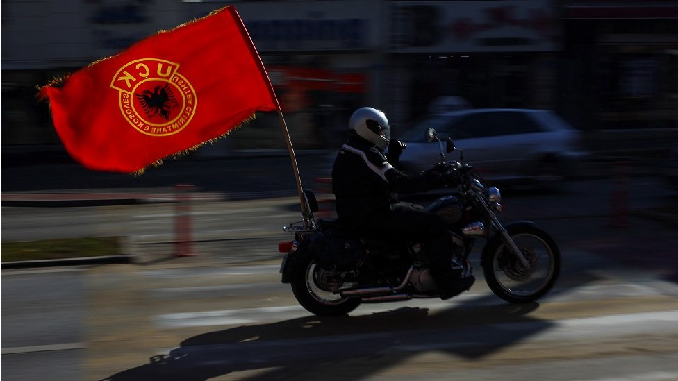 Srbija i Kosovo: Četvrt veka od ubistva Adema Jašarija, najkontroverznije figure sukoba 4 Na 15. godišnjicu nezavisnosti Kosova ulicama Prištine viorila se zastava OVK