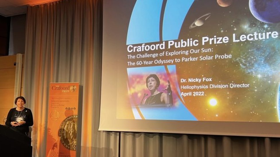 Svemir: Kako je prva žena dobila „najbolji posao na svetu" i postala glavna naučnica u NASA-i 3 Nikola Foks dobija nagradu