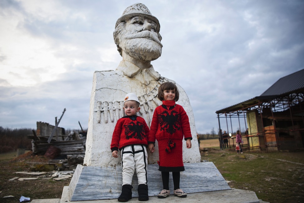 Srbija i Kosovo: Četvrt veka od ubistva Adema Jašarija, najkontroverznije figure sukoba 2 U Prekazu kod kuće porodice Jašari podignut je Memorijalni kompleks