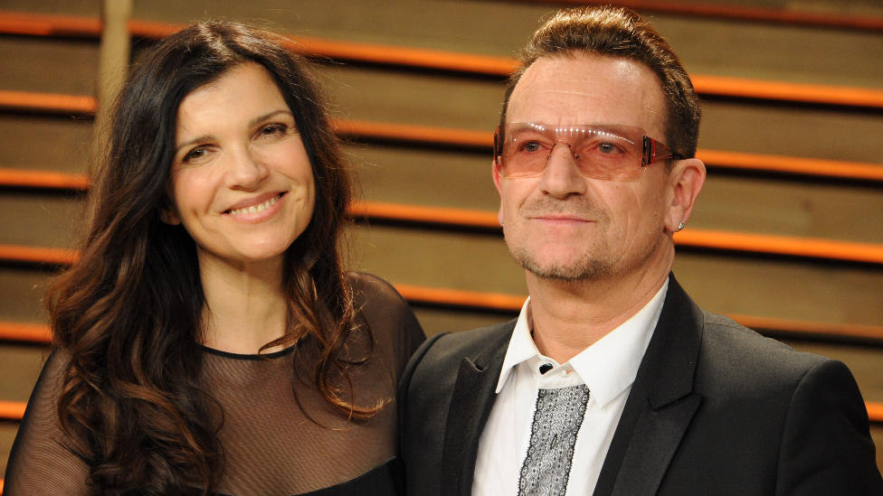Oskar 2023: Dve decenije na crvenom tepihu žurke „Veniti fera“ i šta su najbolje priče koje je BBC reporter doneo 4 Ali Hewson and Bono attend the 2014 Vanity Fair Oscar Party hosted by Graydon Carter on March 2, 2014 in West Hollywood, California