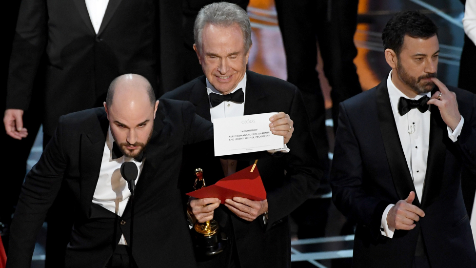 Oskar 2023: Dve decenije na crvenom tepihu žurke „Veniti fera“ i šta su najbolje priče koje je BBC reporter doneo 3 La La Land producer Jordan Horowitz (L) holds up the winner card reading actual best picture winner Moonlight after a presentation error with actor Warren Beatty and host Jimmy Kimmel onstage during the 89th Annual Academy Awards at Hollywood & Highland Center on February 26, 2017 in Hollywood, California