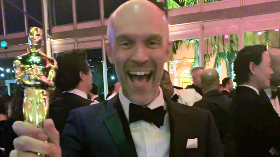 Oskar 2023: Dve decenije na crvenom tepihu žurke „Veniti fera“ i šta su najbolje priče koje je BBC reporter doneo 1 Colin Paterson holding an Oscar