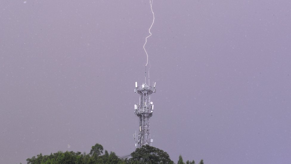 Srbija, Hrvatska i krijumčarenje: Uhapšeni hrvatski državljani, hteli da iznesu radioaktivni gromobran 1 Lightning bolt hits a lightning rod on a communication base station in Renhuai city, Southwest China's Guizhou Province, Aug. 7, 2021