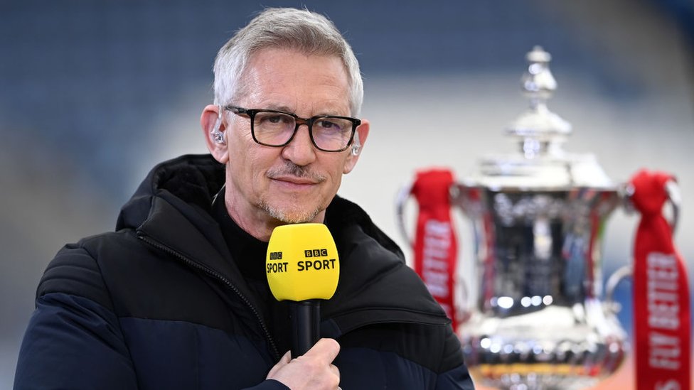 Britanija i mediji: Lineker se zbog spornog tvita povlači sa mesta voditelja „do postizanja dogovora" 1 Gari Lineker, BBC komentator