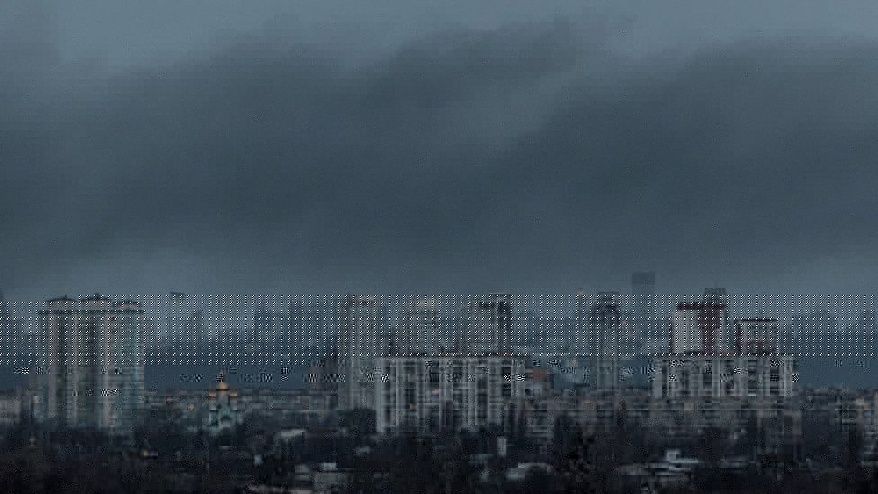 Rusija i Ukrajina: Obnovljeno napajanje strujom u Kijevu, papa spreman da pregovara sa Putinom o miru 4 Dim na nebu iznad Kijeva