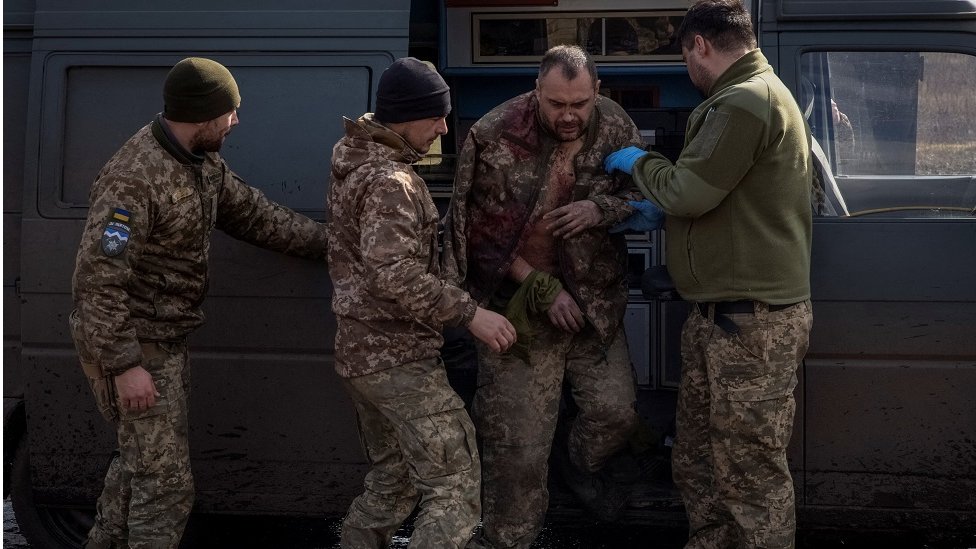 Rusija i Ukrajina: Majke i supruge mobilisanih ruskih vojnika se pribojavaju da im bližnje na frontu koriste kao topovsko meso 1 Ranjenim ukrajinskim vojnicima se ukazuje pomoć