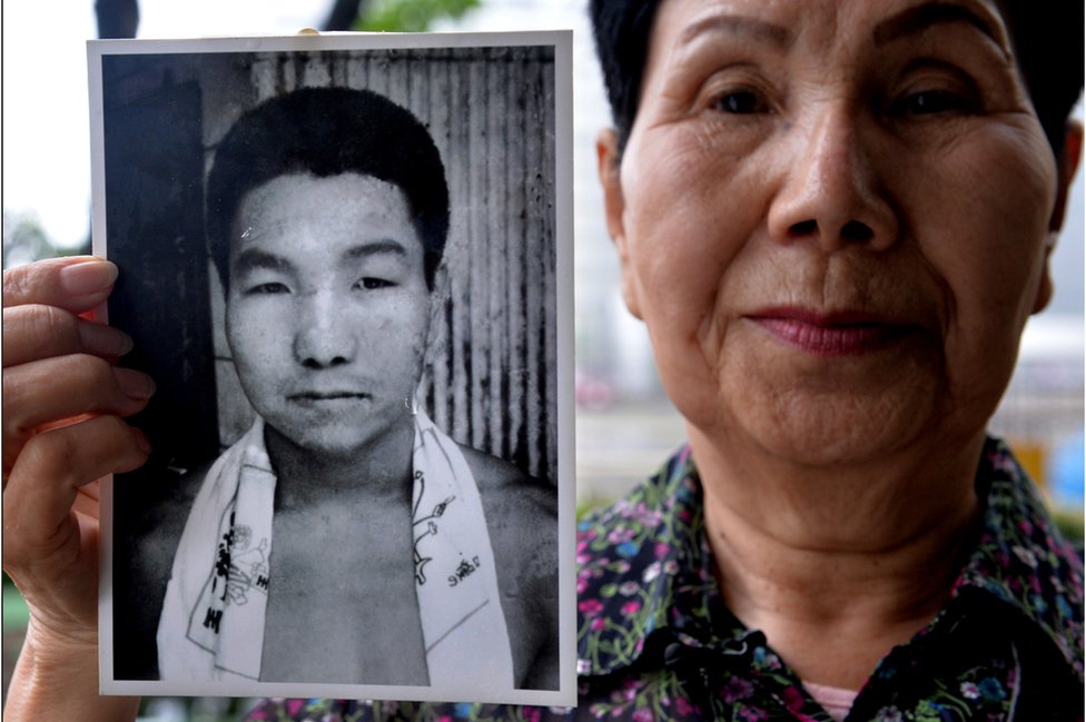 Japan i pravosuđe: Ponovo suđenje čoveku koji najduže čeka na smrtnu kaznu 3 Hideko Hakamada, sister of former boxer Iwao Hakamada who has been on death row in Japan for 47 years, shows a picture of her young brother Iwao during an interview outside the Tokyo Detention House in Tokyo on May 20, 2013.