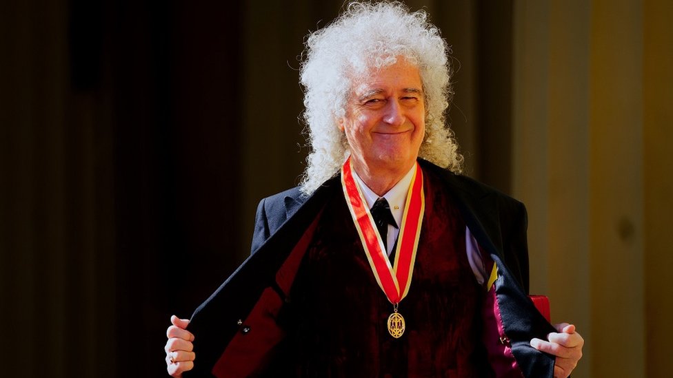 Velika Britanija: Gitarista grupe Kvin Brajan Mej dobio titulu viteza 5 Brian May smiles to the camera after being knighted