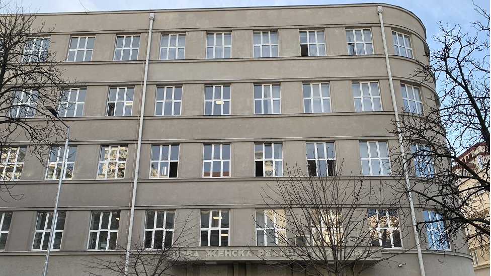 Prva ženska realna gimnazija bila je smeštena u zgradi današnje Pete beogradske gimnazije. Dok je u njoj predavala Maga Magazinović, živel je prekoputa sa ćerkom