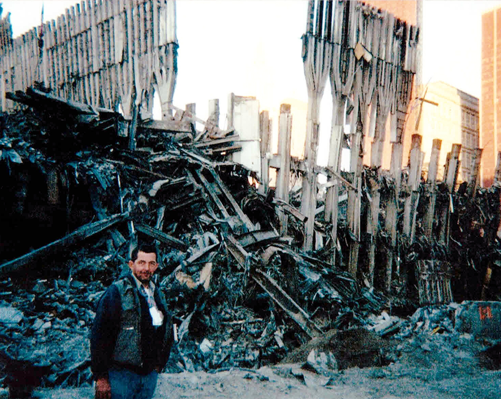 Imagen de Rory junto a los restos del 11 de septiembre, donde se ofreció como voluntario en 2001