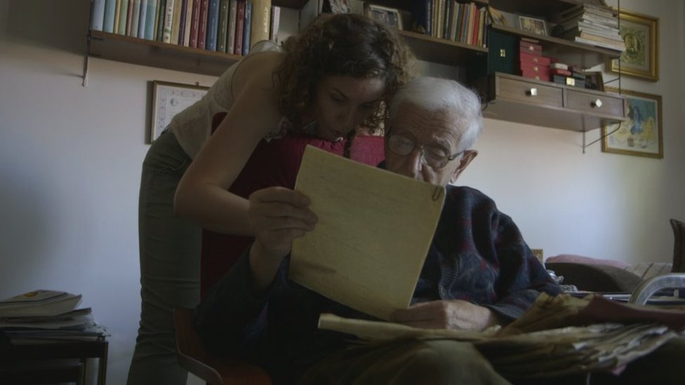 Dokumentarni film, Jugoslavija i Mila Turajlić: Filmska čuvarka sećanja na bolju prošlost 2 Scena iz filma "Filmske gerile"