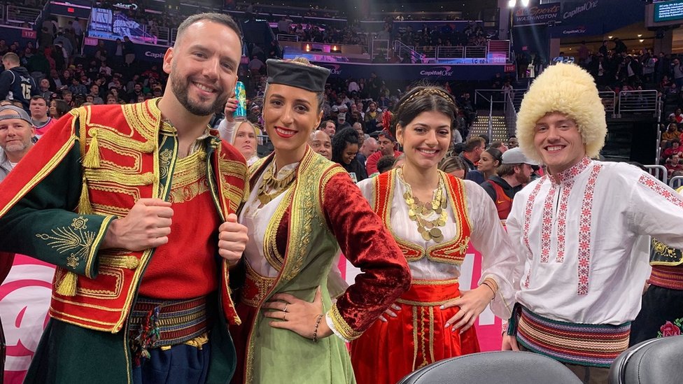 Mladi u narodnim nošnjama