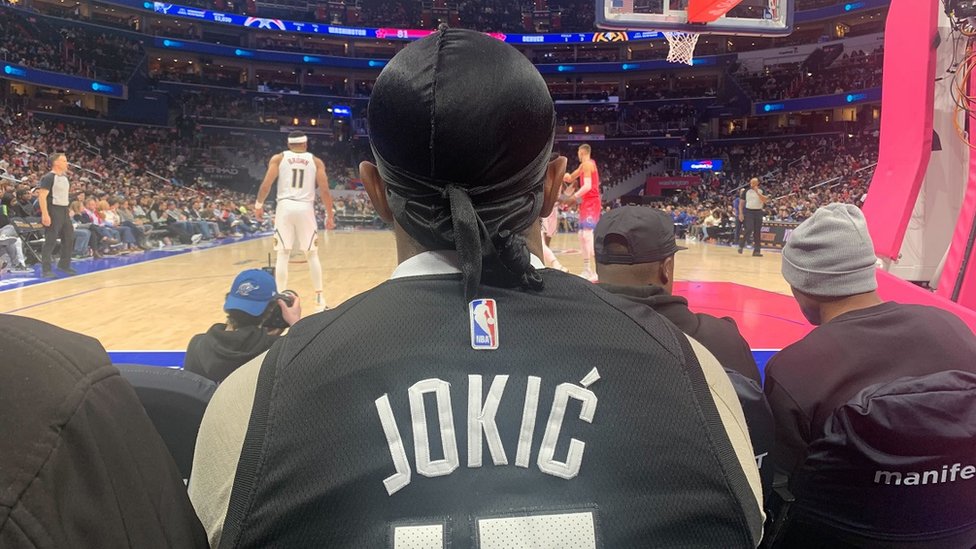 U prvom redu sa Jokićevim dresom