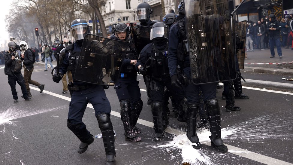 Francuska i protesti: Makron kaže da penzione reforme ni njemu nisu prijatne, ali da su neophodne, veliki broj ljudi ponovo na ulicama 8 Francuska, protesti