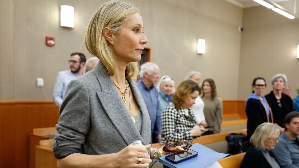 Gvinet Paltrou i suđenje: Sudar na skijanju i stvari iz privatnog života 1 Gwyneth Paltrow re-enters the courtroom after lunch on Thursday