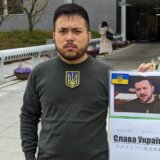 Rusija i Ukrajina: Japanski student se obukao kao Vladimir Zelenski za dodelu diploma na fakultetu 14