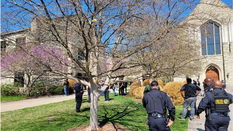 Amerika i pucnjava u hrišćanskoj u školi, Nešvil: Šest mrtvih, među kojima troje dece, ubijena i napadačica koja je prethodno legalno kupila više komada oružja 2 Police respond to Covenant School in Nashville