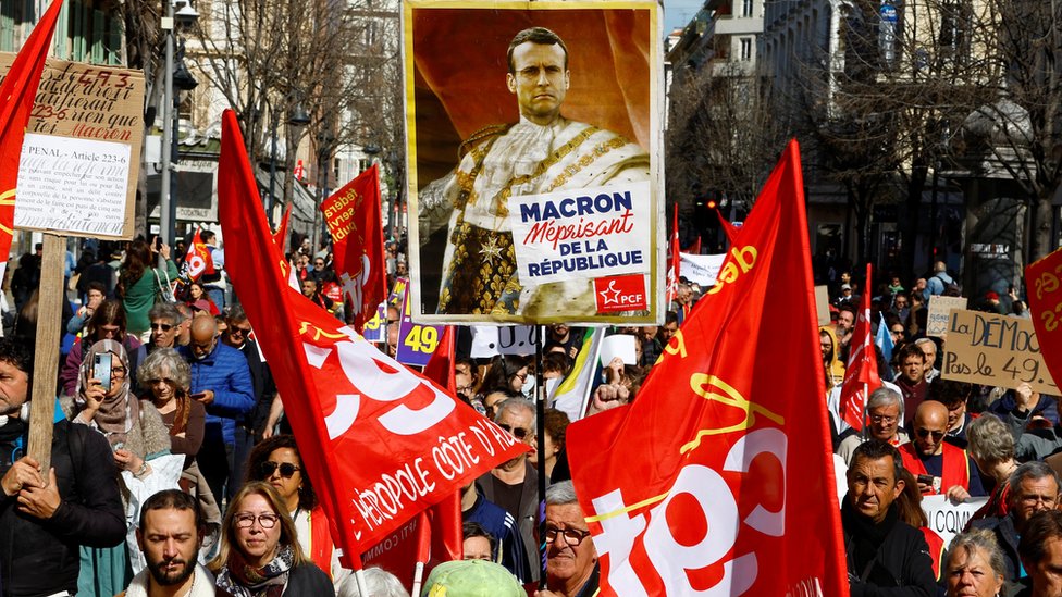 Francuska i protesti: Desetine hiljada ljudi ponovo na ulicama, traže od vlade da povuče penzionu reformu 4 Francuska, protesti