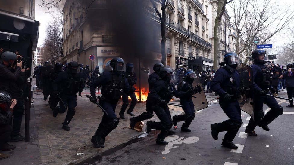 policija na protestu u Parizu