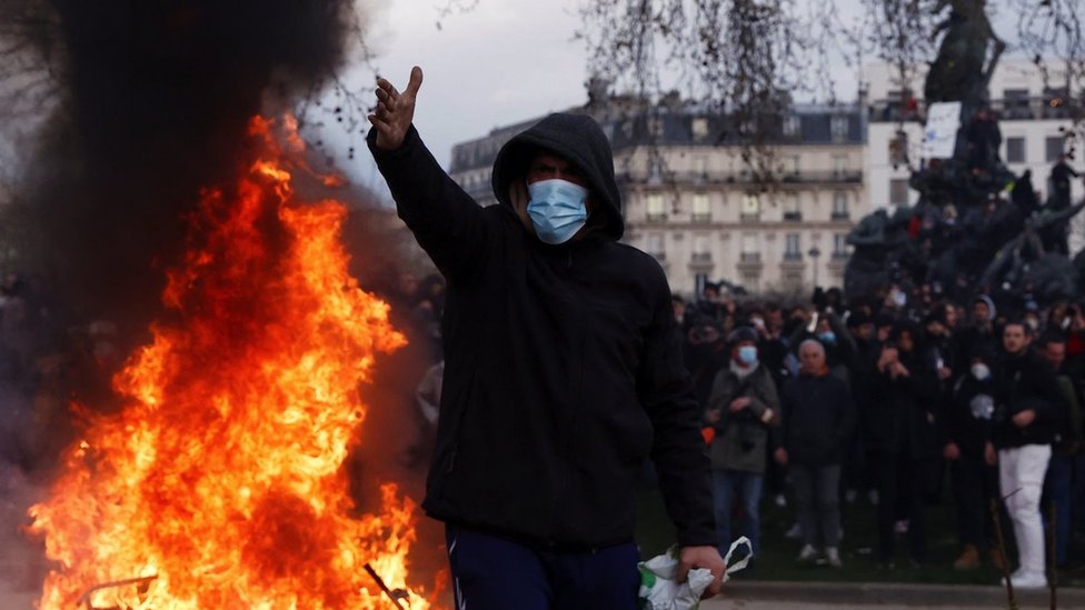 Francuska i protesti: Policija ispalila suzavac na demonstrante u Parizu, najavljen novi štrajk za 6. april 14