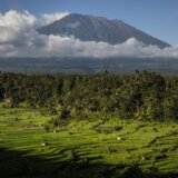 Turizam: Rus se slikao nag na svetoj planini u Indoneziji, vlasti ga deportuju 14