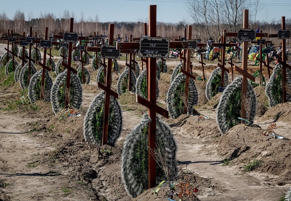 Grobovi neidentifikovanih ljudi koje su ubili ruski vojnici tokom okupacije grada Buče - gradsko groblj u blizini Kijeva