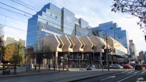 Narodna banka Srbije odgovorila je na navode da su zbog plaćanja Dina karticom na pumpama Naftne industrije Srbije (NIS) sankcije NBS "gotovo izvesne".