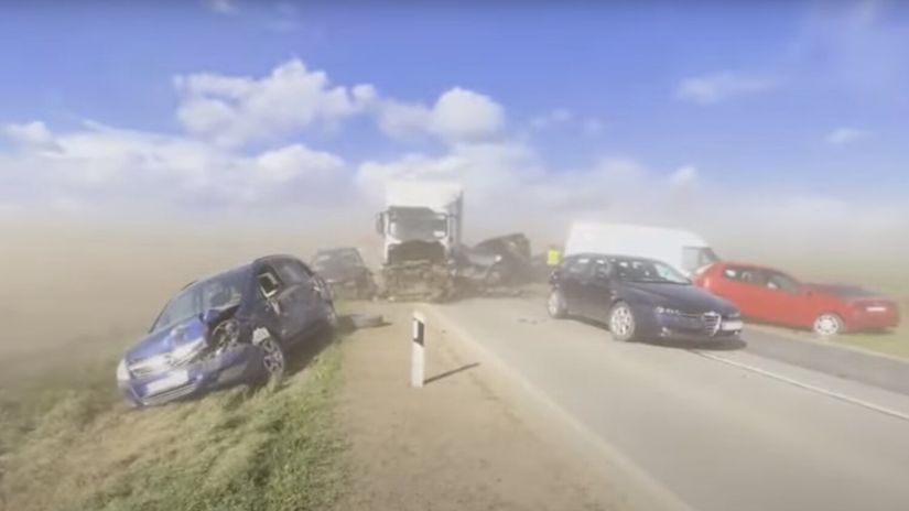 Pribrani fudbaleri TSC-a ublažili posledice peščane oluje i lančanog sudara u blizini Subotice (VIDEO) 1