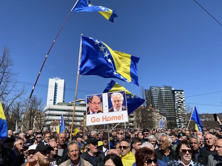 Hiljade na protestima ispred OHR-a u Sarajevu: Građani uzvikivali "izdaja", traže ostavku Kristijana Šmita 1