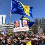 Hiljade na protestima ispred OHR-a u Sarajevu: Građani uzvikivali "izdaja", traže ostavku Kristijana Šmita 4