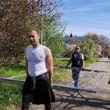 Radnici jutros doneli zaštitnu ogradu na Savski nasip, a građani predvođeni Radomirom Lazovićem je sklanjaju 2