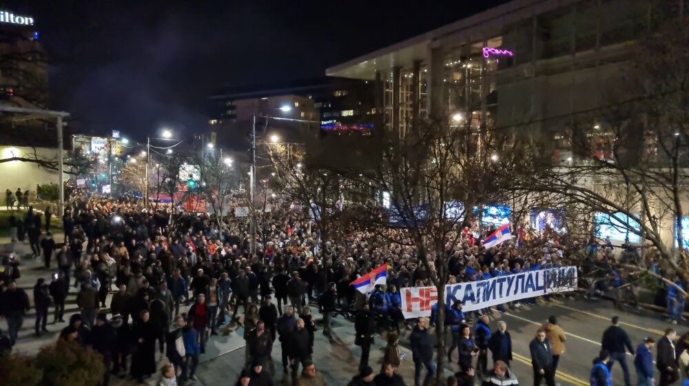 "Ako hoćemo da odbranimo Srbiju, Vučić mora da ode": Protest protiv prihvatanja evropskog plana za Kosovo (VIDEO, FOTO) 1