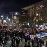 "Ako hoćemo da odbranimo Srbiju, Vučić mora da ode": Protest protiv prihvatanja evropskog plana za Kosovo (VIDEO, FOTO) 8