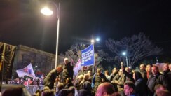 "Ako hoćemo da odbranimo Srbiju, Vučić mora da ode": Protest protiv prihvatanja evropskog plana za Kosovo (VIDEO, FOTO) 9