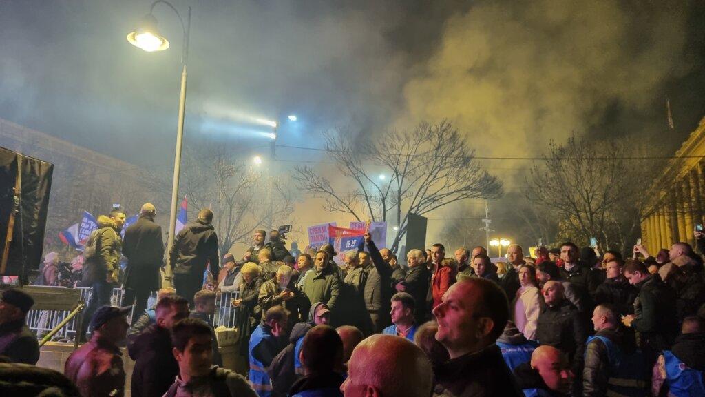 "Ako hoćemo da odbranimo Srbiju, Vučić mora da ode": Protest protiv prihvatanja evropskog plana za Kosovo (VIDEO, FOTO) 11