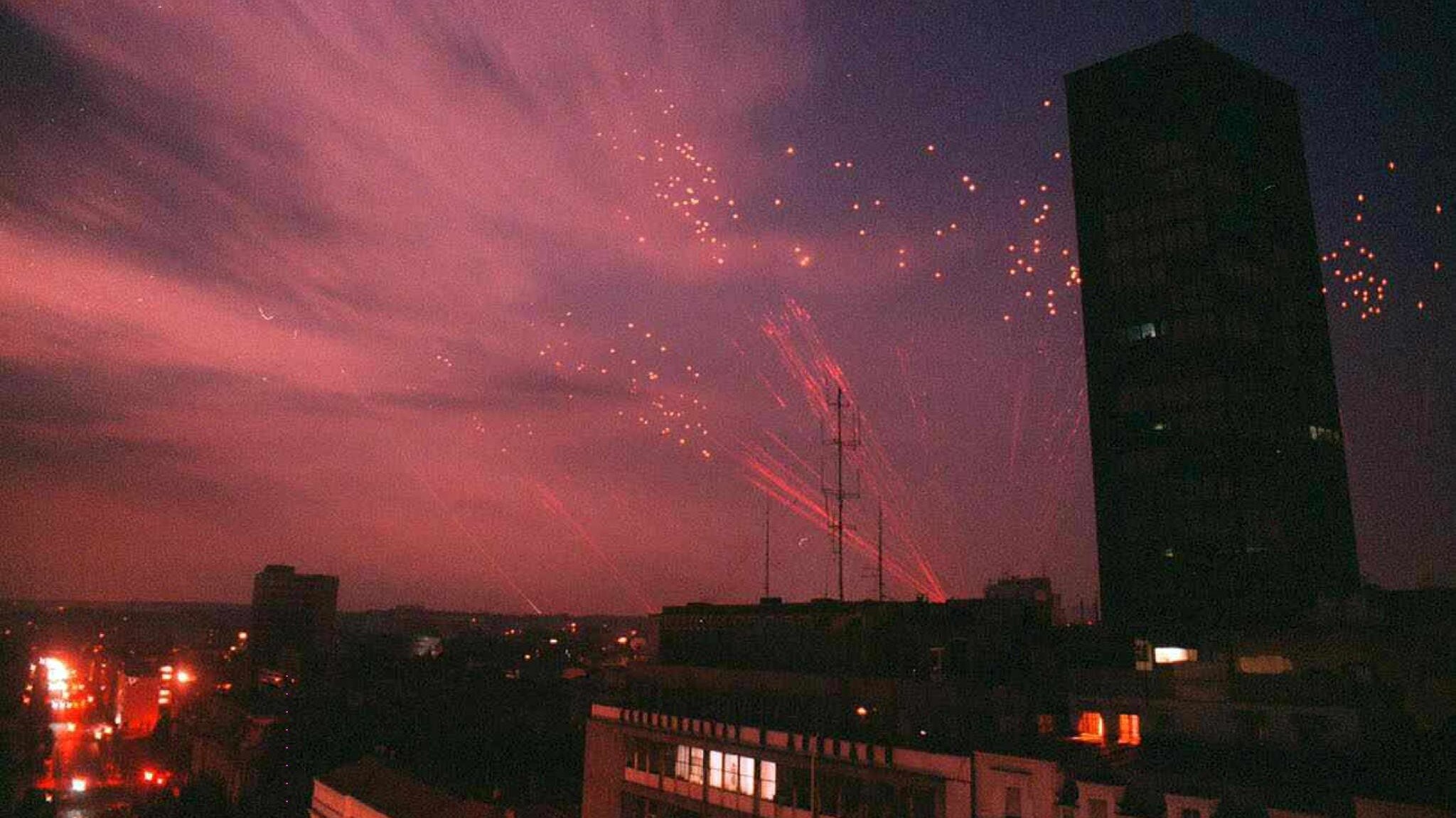 "NATO će polomiti zube na nama": Kakve su bile vesti na dan kada je počelo bombardovanje Jugoslavije? 4 "NATO će polomiti zube na nama": Kakve su bile vesti na dan kada je počelo bombardovanje Jugoslavije? 4