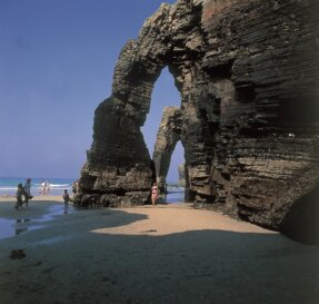 Španija Španija očekuje veći broj srpskih gostiju: Direktni letovi iz Beograda do pet španskih gradova 4