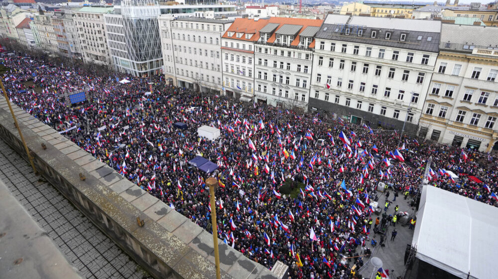 Policija sprečila stotine Čeha da skinu ukrajinsku zastavu sa Narodnog muzeja u Pragu 1